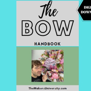 Könnte beinhalten: Ein digitales Download-Handbuch mit dem Titel "The Bow Handbook" mit einem Foto eines Mannes, der einen bunten Kranz mit dem Wort "Welcome" hält. Die Website "TheMakersUniversity.com" befindet sich am unteren Rand des Bildes.