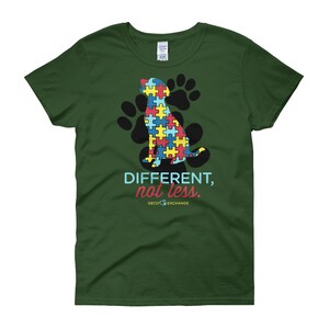 Different Not Less Autism – Camiseta feminina de manga curta – DecoExchange Autism Awareness