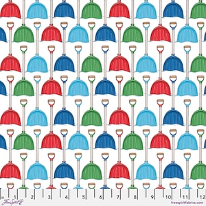 Peut inclure: Un motif répétitif de pelles à neige rouges, vertes, bleu clair et bleu foncé sur fond blanc. Chaque pelle possède un long manche avec une poignée en forme de D. Une règle en bas indique des mesures de 0 à 12 pouces.
