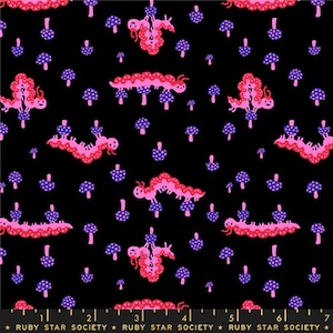 Peut inclure: Tissu noir avec un motif répété de chenilles roses et de champignons violets à pois blancs. Le texte "RUBY STAR SOCIETY" est au bas de l'image.