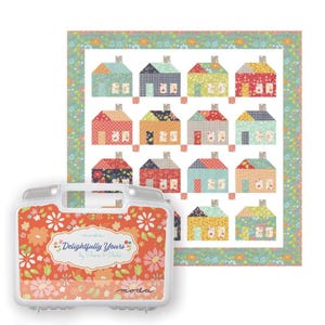 Peut inclure: Une courtepointe colorée avec un motif répété de maisons de différentes couleurs, avec une bordure florale. Une mallette orange et blanche assortie avec le texte "Delightfully Yours" et des motifs floraux est au premier plan.