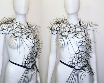 Body Cage - Costume - Harnais - Bal Gala - Couture - zip ties design- futuristic wig - avant garde fashion - Fraise au Loup