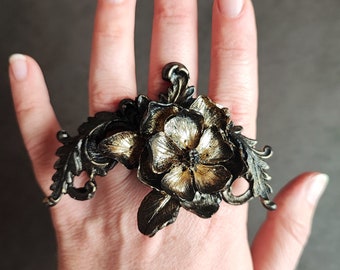 Original flower ring and baroque pattern