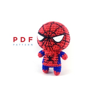 Op de afbeelding: Haakpatroon voor een amigurumi-speelgoed in de vorm van Spiderman in rood en blauw. Het patroon bevat instructies voor het maken van de kop, het lichaam en de benen van het personage. Het patroon is beschikbaar als PDF-download.