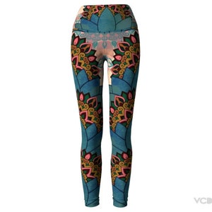 K&ouml;nnte beinhalten: Blaue, rosa und goldfarbene Leggings mit hohem Bund. Das Muster zeigt ein Mandala-Design.