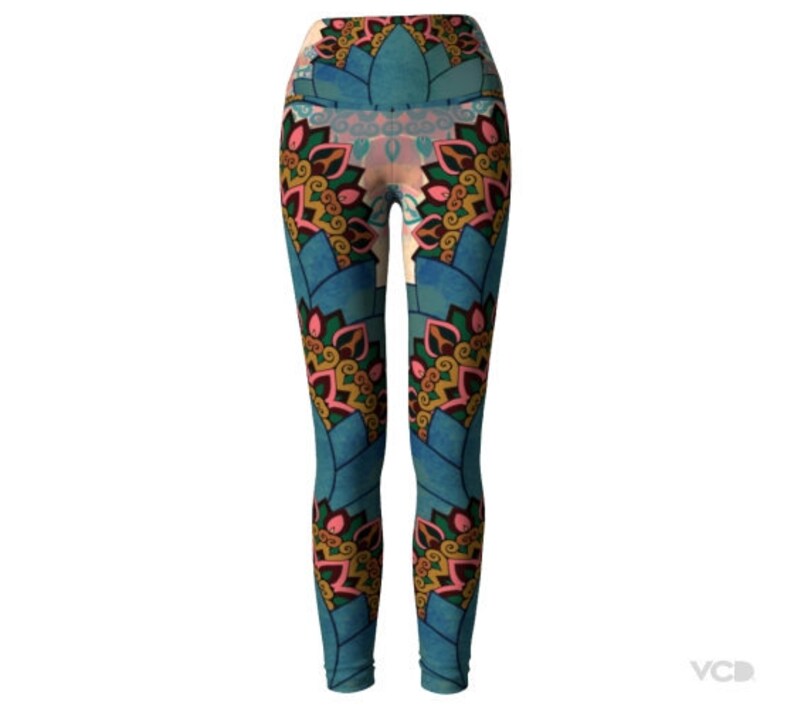 K&ouml;nnte beinhalten: Blaue, rosa und goldfarbene Leggings mit hohem Bund. Das Muster zeigt ein Mandala-Design.