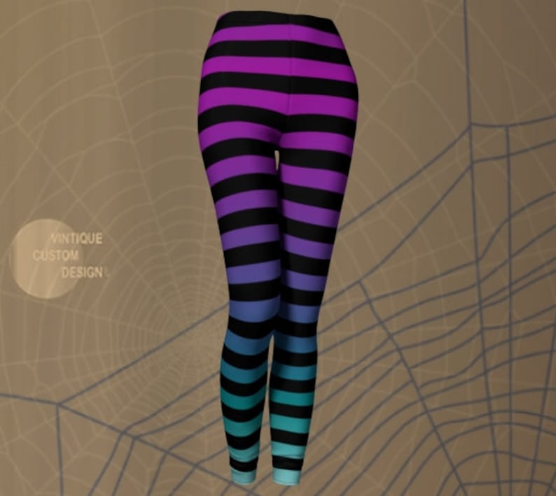 Puede incluir: Leggings con un patr&oacute;n de rayas horizontales que transita de morado en la cintura a azul y turquesa en los tobillos, intercaladas con rayas negras s&oacute;lidas. Un logotipo circular a la izquierda dice VINTIQUE CUSTOM DESIGN.