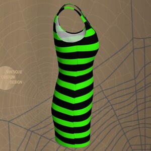 Puede incluir: Un vestido sin mangas de rayas negras y verdes. El vestido tiene una silueta ajustada y un escote redondo.