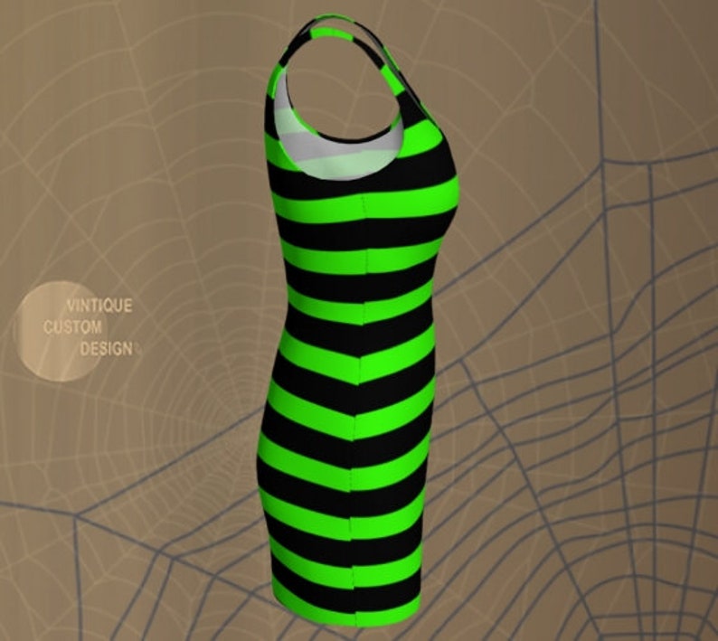 Puede incluir: Un vestido sin mangas de rayas negras y verdes. El vestido tiene una silueta ajustada y un escote redondo.