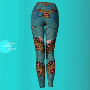 K&ouml;nnte beinhalten: T&uuml;rkise Leggings mit einem farbenfrohen geometrischen Muster. Das Muster hat rosa, gelbe und gr&uuml;ne Akzente.