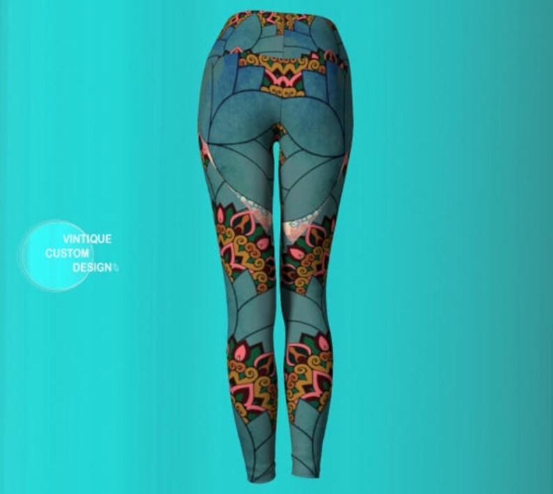 K&ouml;nnte beinhalten: T&uuml;rkise Leggings mit einem farbenfrohen geometrischen Muster. Das Muster hat rosa, gelbe und gr&uuml;ne Akzente.