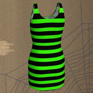Puede incluir: Un vestido sin mangas con rayas horizontales negras y verde ne&oacute;n.