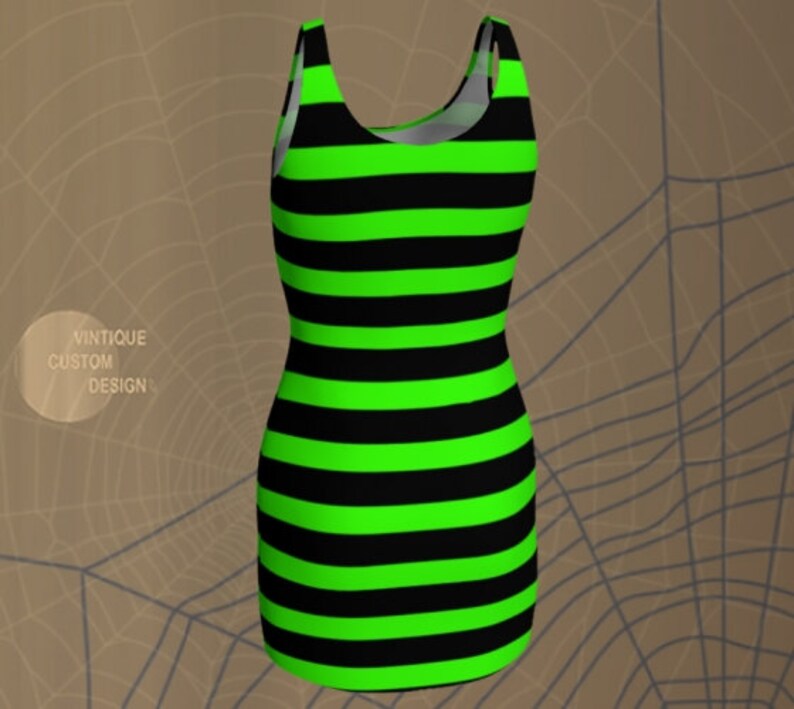 Puede incluir: Un vestido sin mangas con rayas horizontales negras y verde ne&oacute;n.