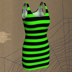 Puede incluir: Un vestido sin mangas con rayas horizontales negras y verdes. El vestido es ajustado y tiene un escote redondo.