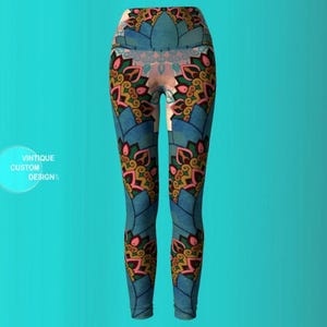 K&ouml;nnte beinhalten: Blaue Leggings mit einem bunten Mandala-Muster. Die Leggings haben einen hohen Bund und sind aus einem dehnbaren, bequemen Stoff.
