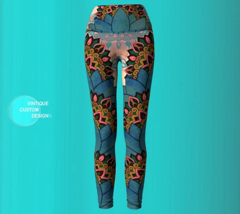 K&ouml;nnte beinhalten: Blaue Leggings mit einem bunten Mandala-Muster. Die Leggings haben einen hohen Bund und sind aus einem dehnbaren, bequemen Stoff.