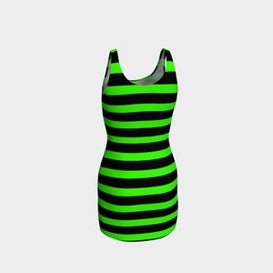 Puede incluir: Un vestido sin mangas con rayas horizontales negras y verde brillante.