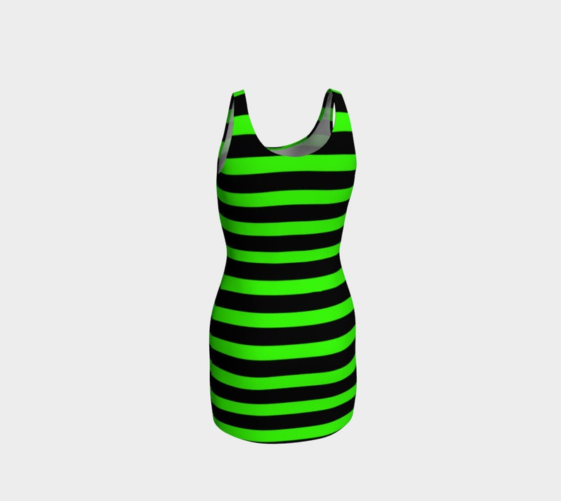 Puede incluir: Un vestido sin mangas con rayas horizontales negras y verde brillante.