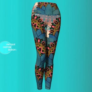 K&ouml;nnte beinhalten: Blaue Leggings mit einem bunten Mandala-Muster. Das Muster hat rosa, gelbe und gr&uuml;ne Akzente.