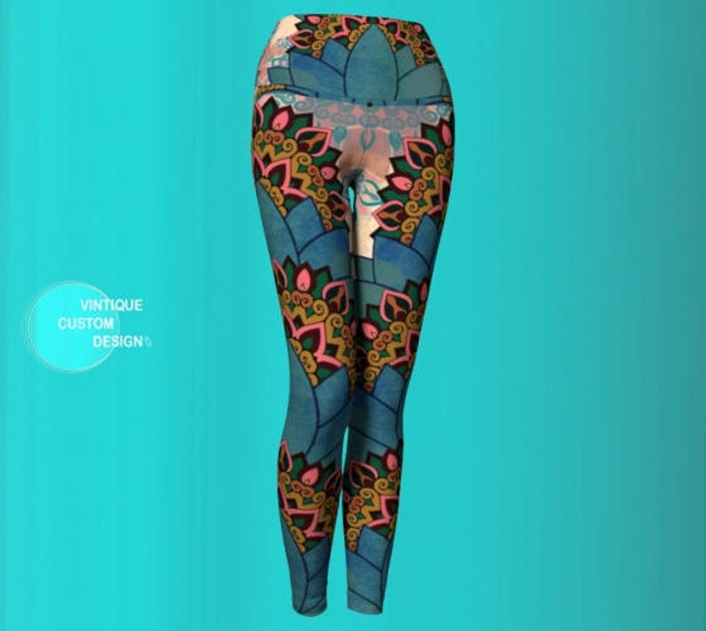 K&ouml;nnte beinhalten: Blaue Leggings mit einem bunten Mandala-Muster. Das Muster hat rosa, gelbe und gr&uuml;ne Akzente.