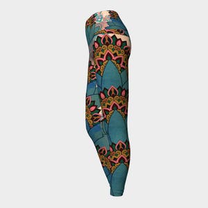 K&ouml;nnte beinhalten: Blaue Leggings mit einem bunten Blumenmuster. Das Muster ist in den Farben Blau, Rosa, Gr&uuml;n und Gold gehalten.