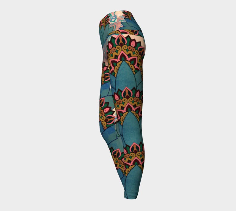 K&ouml;nnte beinhalten: Blaue Leggings mit einem bunten Blumenmuster. Das Muster ist in den Farben Blau, Rosa, Gr&uuml;n und Gold gehalten.