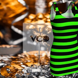 Puede incluir: Un vestido sin mangas con rayas horizontales negras y verdes. El vestido es ajustado y tiene un escote redondo.