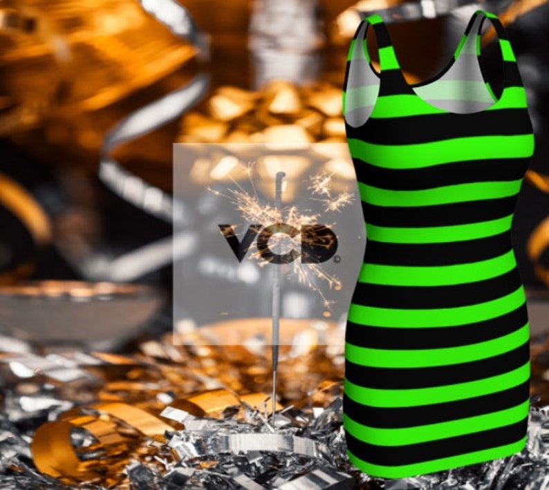 Puede incluir: Un vestido sin mangas con rayas horizontales negras y verdes. El vestido es ajustado y tiene un escote redondo.