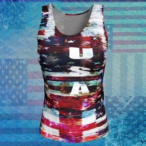 Könnte beinhalten: Ein ärmelloses Tanktop mit einem rot-weiß-blauen amerikanischen Flaggenmuster. Das Wort "USA" ist vertikal in Weiß auf der Vorderseite des Tanktops aufgedruckt.