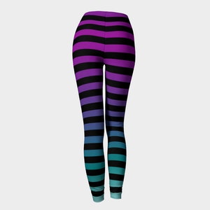 Puede incluir: Leggings de cuerpo entero con un patr&oacute;n de rayas horizontales que transicionan de color desde el morado en la cintura hasta el azul y el turquesa en los tobillos, con rayas negras constantes en todo el dise&ntilde;o.