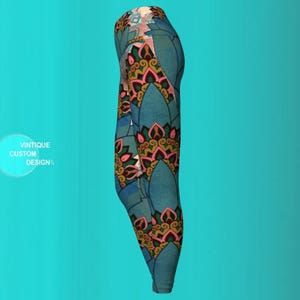 K&ouml;nnte beinhalten: Blaue Yoga-Leggings mit einem farbenfrohen Mandala-Muster. Die Leggings haben einen hohen Bund und eine enge Passform.