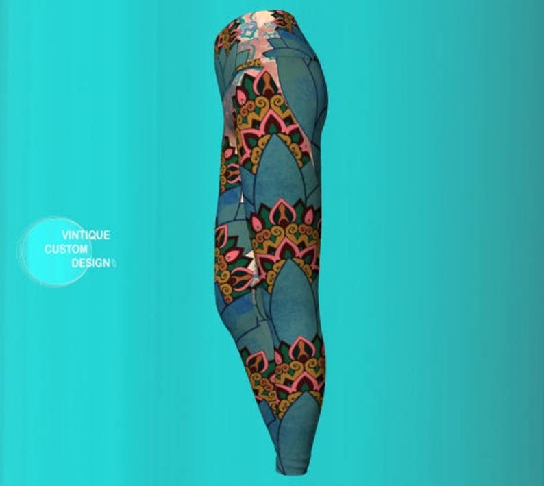 K&ouml;nnte beinhalten: Blaue Yoga-Leggings mit einem farbenfrohen Mandala-Muster. Die Leggings haben einen hohen Bund und eine enge Passform.