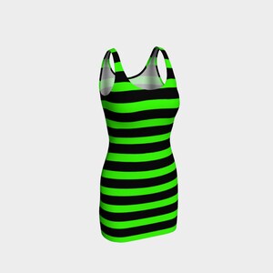 Puede incluir: Un vestido sin mangas de rayas negras y verdes.