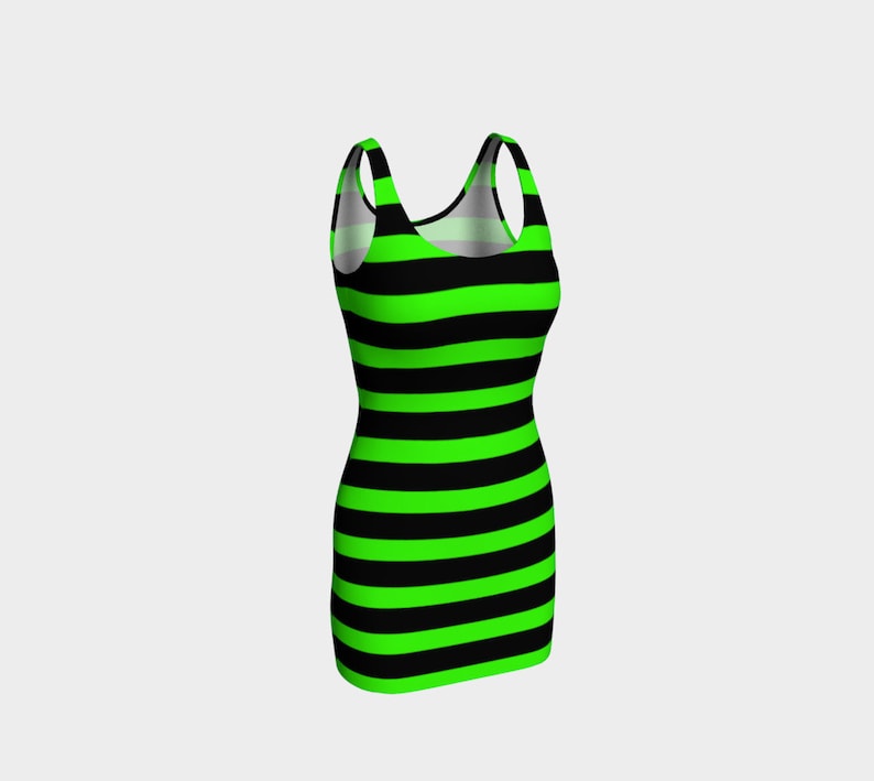 Puede incluir: Un vestido sin mangas de rayas negras y verdes.