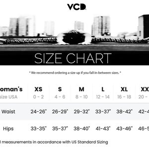 Puede incluir: Una tabla de tallas en blanco y negro para VCD con una persona haciendo un split. La tabla enumera tallas estadounidenses de XS a XXL, incluyendo medidas de cintura y cadera en pulgadas de 24 a 50 pulgadas, con una nota sobre tallas est&aacute;ndar.