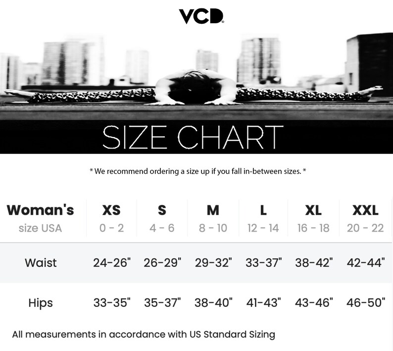 Puede incluir: Una tabla de tallas en blanco y negro para VCD con una persona haciendo un split. La tabla enumera tallas estadounidenses de XS a XXL, incluyendo medidas de cintura y cadera en pulgadas de 24 a 50 pulgadas, con una nota sobre tallas est&aacute;ndar.