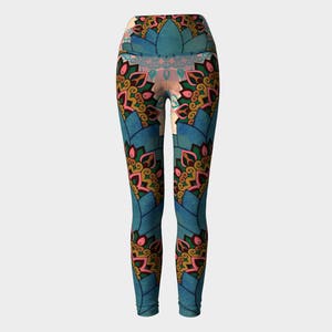 K&ouml;nnte beinhalten: Blaue Yoga-Leggings mit einem farbenfrohen Mandala-Muster. Die Leggings haben einen hohen Bund und sind aus einem dehnbaren, bequemen Stoff.