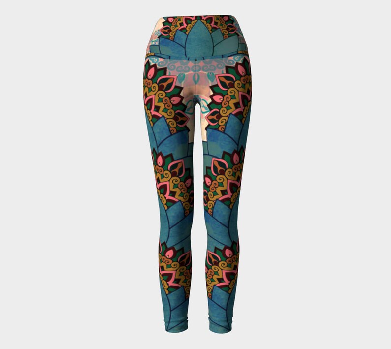 K&ouml;nnte beinhalten: Blaue Yoga-Leggings mit einem farbenfrohen Mandala-Muster. Die Leggings haben einen hohen Bund und sind aus einem dehnbaren, bequemen Stoff.