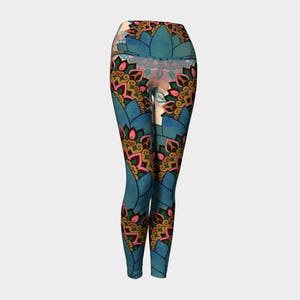 K&ouml;nnte beinhalten: Blaue Yoga-Leggings mit einem farbenfrohen Blumenmuster. Die Leggings haben einen hohen Bund und sind aus einem dehnbaren, bequemen Stoff.