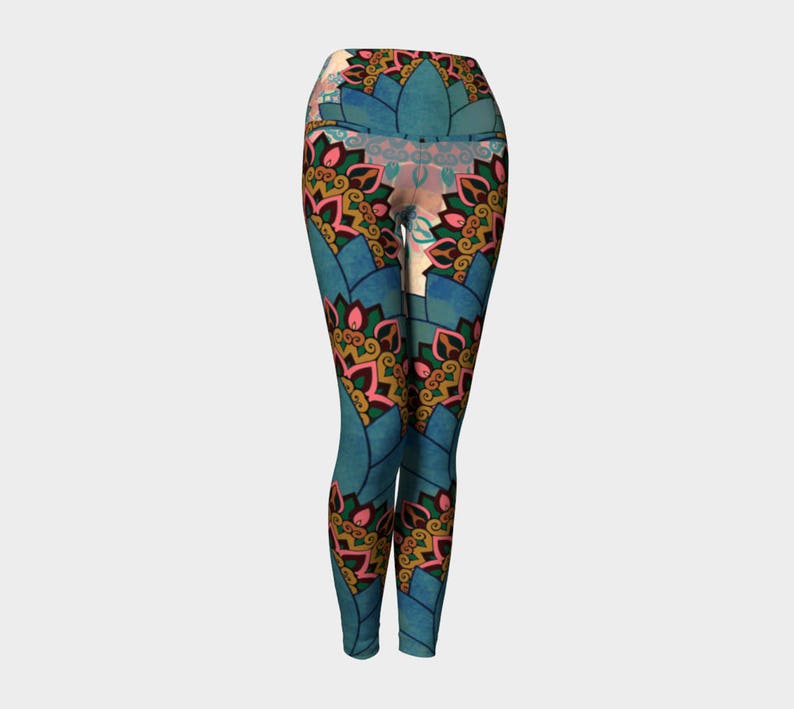 K&ouml;nnte beinhalten: Blaue Yoga-Leggings mit einem farbenfrohen Blumenmuster. Die Leggings haben einen hohen Bund und sind aus einem dehnbaren, bequemen Stoff.