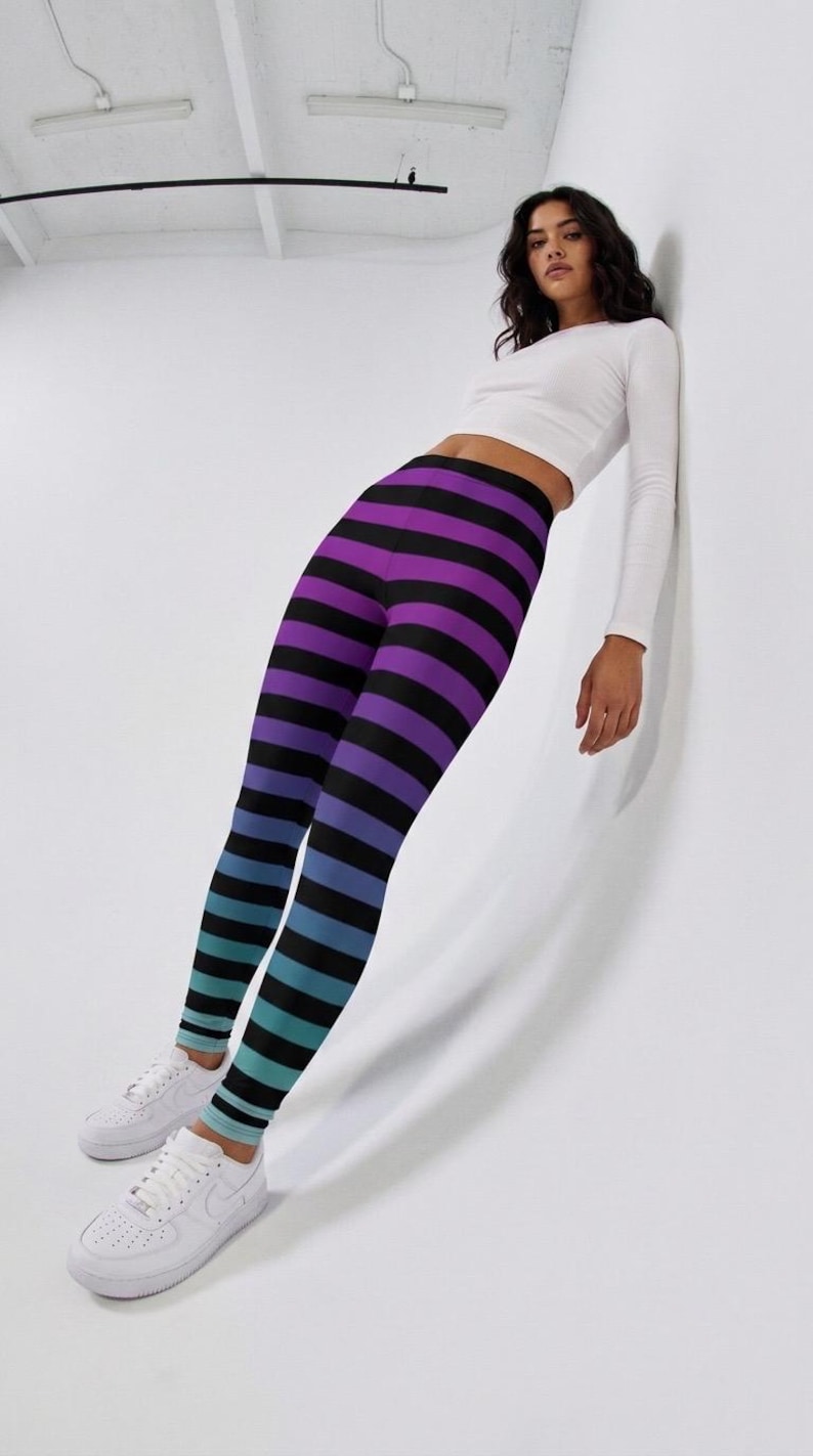 Leggings de bruja malvada a rayas degradadas: Leggings para disfraz de Halloween y cosplay. imagen 1