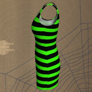 Puede incluir: Un vestido sin mangas de rayas negras y verdes. El vestido tiene un patr&oacute;n de chevron.