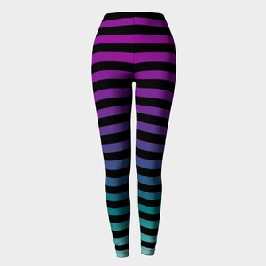 Puede incluir: Leggings de cuerpo entero con un patr&oacute;n de rayas horizontales que transicionan de color desde el morado en la cintura hasta un azul cerceta en los tobillos, con rayas negras constantes intercaladas por toda la prenda.