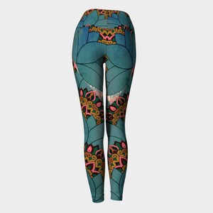 K&ouml;nnte beinhalten: Tealfarbene Leggings mit einem bunten geometrischen Muster mit rosa, gelben und braunen Akzenten.