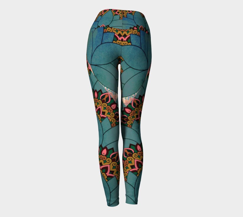 K&ouml;nnte beinhalten: Tealfarbene Leggings mit einem bunten geometrischen Muster mit rosa, gelben und braunen Akzenten.