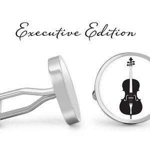 Op de afbeelding: Zilveren manchetknopen met een zwart silhouet van een cello op een witte achtergrond. De manchetknopen zijn gelabeld "Executive Edition".