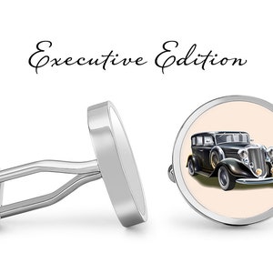 Op de afbeelding: Zilveren manchetknopen met een zwart-wit afbeelding van een vintage auto op een manchetknoop. De manchetknopen zijn gelabeld "Executive Edition".