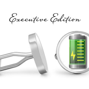 Könnte beinhalten: Silberne Manschettenknöpfe mit einem runden, grünen Batterie-Symbol mit einem gelben Blitz im Inneren. Der Text "Executive Edition" befindet sich über den Manschettenknöpfen.