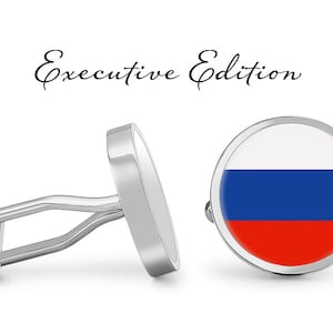 Op de afbeelding: Zilveren manchetknopen met een rond, wit, blauw en rood ontwerp in het midden. Het ontwerp lijkt op de vlag van Rusland. De tekst "Executive Edition" staat boven de manchetknopen.