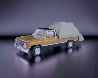 1984 GMC Sierra Classic Pickup Truck with Modern Truck Bed Tent - Scale 1:64 Die Cast Car Model Diorama #A21